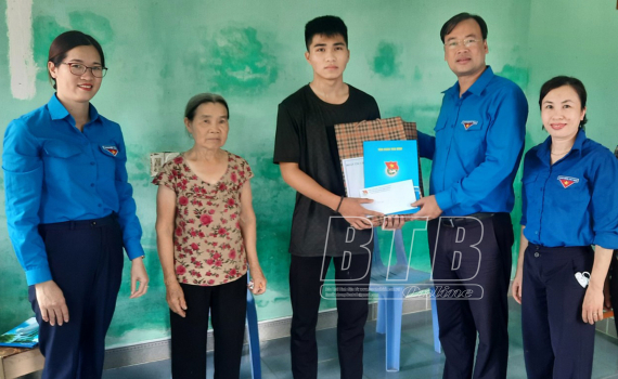 Tặng qu&agrave; học sinh kh&oacute; khăn trước kỳ thi tốt nghiệp THPT năm 2022