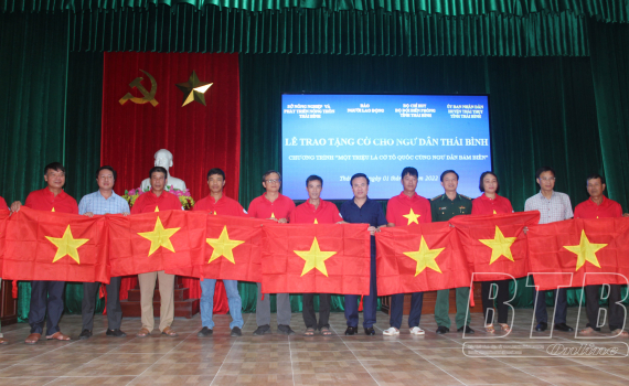 Trao 10.000 l&aacute; cờ Tổ quốc cho ngư d&acirc;n Th&aacute;i B&igrave;nh