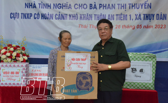  1.867 suất qu&agrave; tặng c&aacute;c cựu thanh ni&ecirc;n xung phong ngh&egrave;o, c&oacute; ho&agrave;n cảnh kh&oacute; khăn