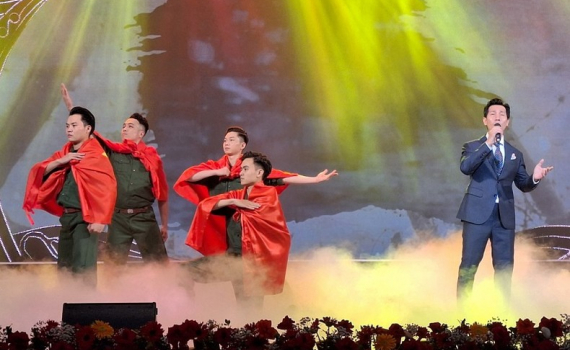 Chương tr&igrave;nh nghệ thuật &ldquo;M&agrave;u hoa đỏ&rdquo;: T&aacute;i hiện những k&yacute; ức h&agrave;o h&ugrave;ng về một &ldquo;thời hoa lửa&rdquo;