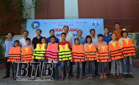  Dạy bơi miễn ph&iacute; cho 50 học sinh của L&agrave;ng trẻ em SOS Th&aacute;i B&igrave;nh