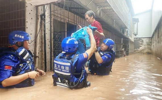 Trung Quốc: Th&agrave;nh phố Tr&ugrave;ng Kh&aacute;nh sơ t&aacute;n gần 10.000 người do mưa b&atilde;o