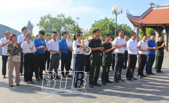 Văn ph&ograve;ng UBND tỉnh: D&acirc;ng hương tưởng niệm Chủ tịch Hồ Ch&iacute; Minh v&agrave; viếng c&aacute;c anh h&ugrave;ng liệt sĩ
