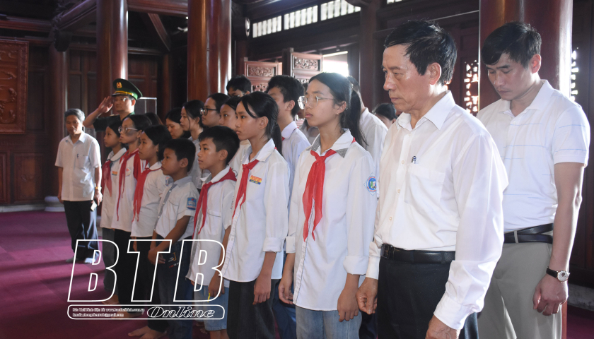 Dâng hương tưởng niệm Chủ tịch Hồ Chí Minh