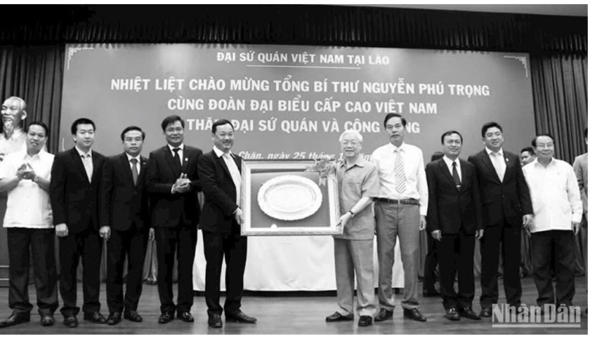 H&igrave;nh ảnh mẫu mực của Tổng B&iacute; thư Nguyễn Ph&uacute; Trọng m&atilde;i l&agrave; nguồn động vi&ecirc;n to lớn đối với cộng đồng người Việt Nam tại L&agrave;o