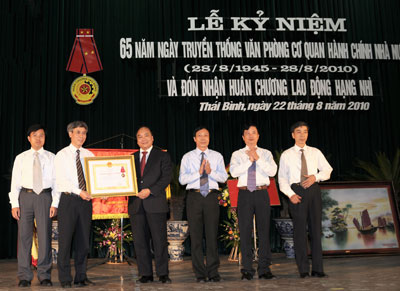 Kỷ niệm 65 năm ng&agrave;y truyền thống Văn ph&ograve;ng v&agrave; đ&oacute;n nhận hu&acirc;n chương lao động hạng nh&igrave; 