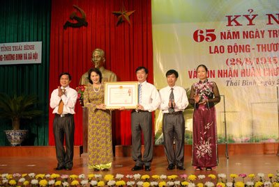 Kỷ niệm 65 năm ng&agrave;y truyền thống ng&agrave;nh LĐ-TB-XH v&agrave; đ&oacute;n nhận hu&acirc;n chương độc lập hạng nhất 