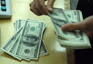 Gi&aacute; USD bất ngờ vọt l&ecirc;n 19.260 VND