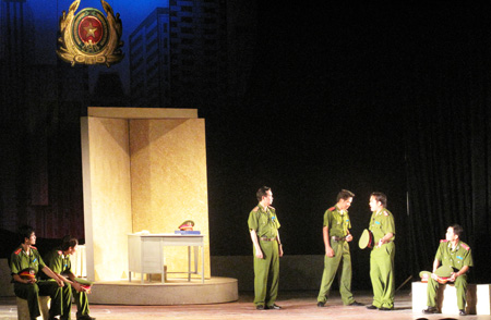 Xem&nbsp;&ldquo;Người thi h&agrave;nh &aacute;n tử&rdquo;&nbsp; của Đo&agrave;n Cải lương Th&aacute;i B&igrave;nh