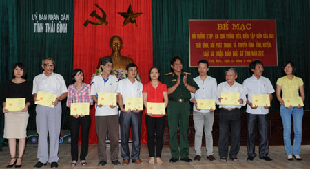 Tập huấn bồi dưỡng kiến thức quốc ph&ograve;ng &ndash; an ninh cho ph&oacute;ng vi&ecirc;n, bi&ecirc;n tập vi&ecirc;n 
v&agrave; đội ngũ luật sư 