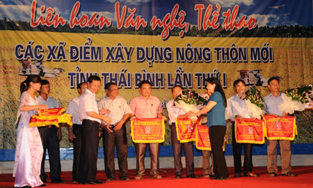 Li&ecirc;n hoan văn nghệ, thể thao&nbsp;8 x&atilde;&nbsp;điểm x&acirc;y dựng n&ocirc;ng th&ocirc;n mới&nbsp;