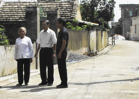 Gương mẫu hiến đất l&agrave;m đường giao th&ocirc;ng

