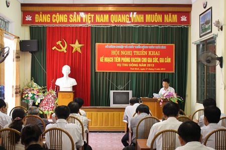 Triển khai kế hoạch  ti&ecirc;m ph&ograve;ng bệnh cho đ&agrave;n gia s&uacute;c, gia cầm vụ thu đ&ocirc;ng năm 2013

