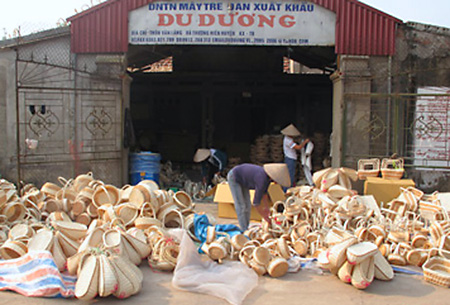 S&aacute;t c&aacute;nh c&ugrave;ng người d&acirc;n ph&aacute;t triển kinh tế