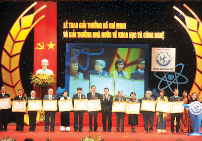 Đạt Giải thưởng Hồ Ch&iacute; Minh về khoa học v&agrave; c&ocirc;ng nghệ được thưởng tới 270 lần lương cơ sở 