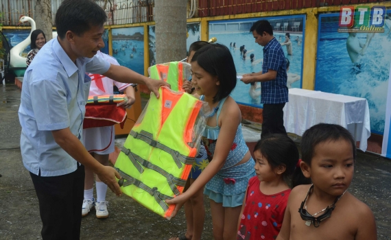 Dạy bơi miễn ph&iacute; cho 60 trẻ em huyện Vũ Thư