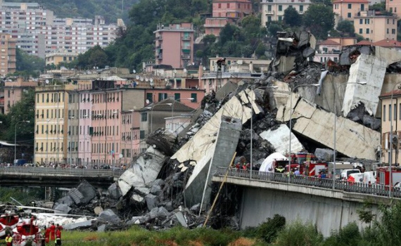 Lực lượng cứu hộ nỗ lực t&igrave;m kiếm người sống s&oacute;t trong vụ sập cầu Italy