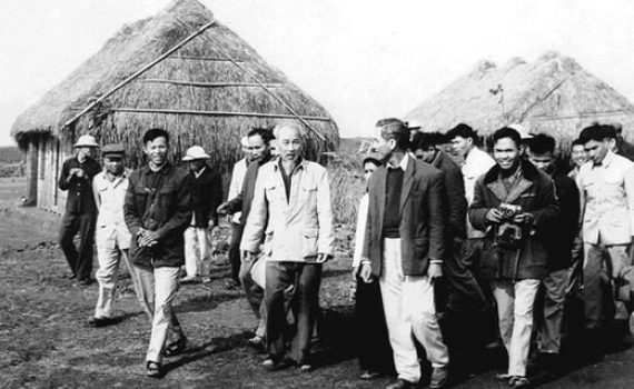 B&aacute;c Hồ với nh&acirc;n d&acirc;n Th&aacute;i B&igrave;nh