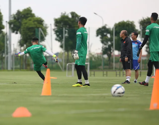 HLV Park Hang Seo bất ngờ cho U22 Việt Nam tập kín - 17