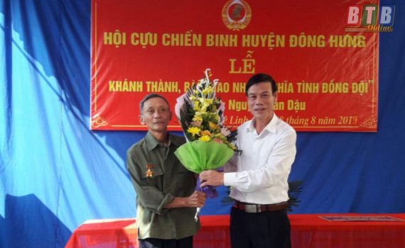 Trao nhà tình nghĩa cho cựu chiến binh