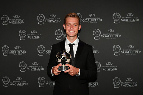 De Jong được bầu là tiền vệ xuất sắc nhất