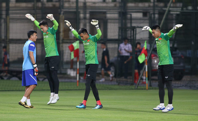 Bất chấp mưa giông, ĐT Việt Nam vẫn tích cực tập luyện - Ảnh 7.