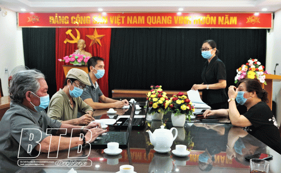 Tổ chức chấm c&aacute;c t&aacute;c phẩm tham dự cuộc thi tranh, ảnh thời sự, nghệ thuật về hoạt động của Hội LHPN tỉnh v&agrave; vẻ đẹp của người phụ nữ Th&aacute;i B&igrave;nh