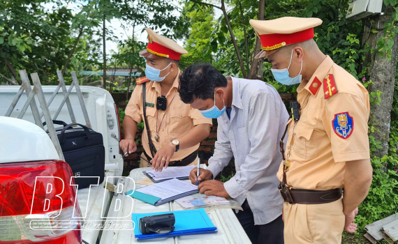 Kiến Xương xử l&yacute; nghi&ecirc;m c&aacute;c trường hợp vi phạm tải trọng, cơi nới th&ugrave;ng xe