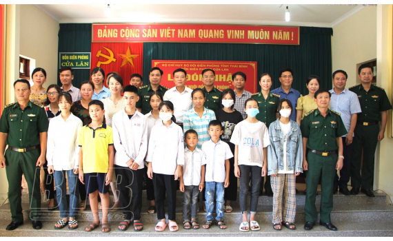 Tặng quà cho học sinh có hoàn cảnh khó khăn