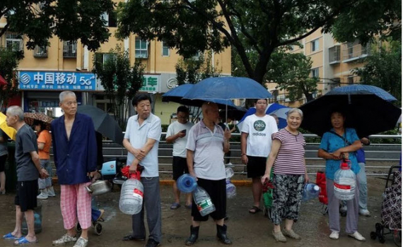 Người dân Bắc Kinh (Trung Quốc) bắt đầu dọn dẹp sau mưa lụt lịch sử