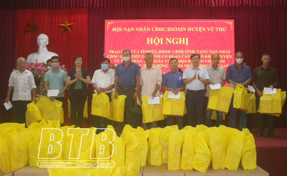 Trao 240 suất quà cho nạn nhân chất độc da cam huyện Vũ Thư