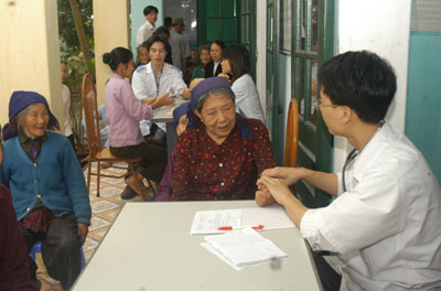 T&iacute;ch cực x&oacute;a nh&agrave; dột n&aacute;t cho hộ ngh&egrave;o 