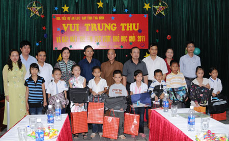 240 trẻ em bị ảnh hưởng bởi HIV/AIDS được nhận qu&agrave; nh&acirc;n dịp Tết Trung thu 