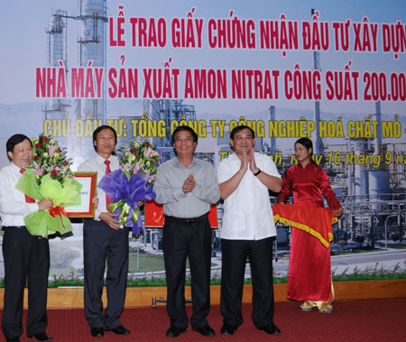Trao giấy chứng nhận đầu tư x&acirc;y dựng nh&agrave; m&aacute;y sản xuất Amon nitrat c&ocirc;ng suất 200.000 tấn/ năm
