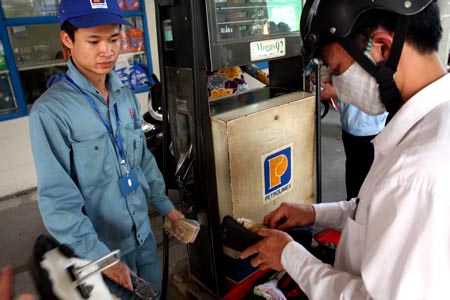 Kh&ocirc;ng để doanh nghiệp tự định gi&aacute; xăng dầu