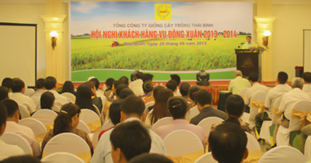 Khen thưởng tr&ecirc;n 1,8 tỷ đồng cho 75 đại l&yacute;, nh&agrave; ph&acirc;n phối