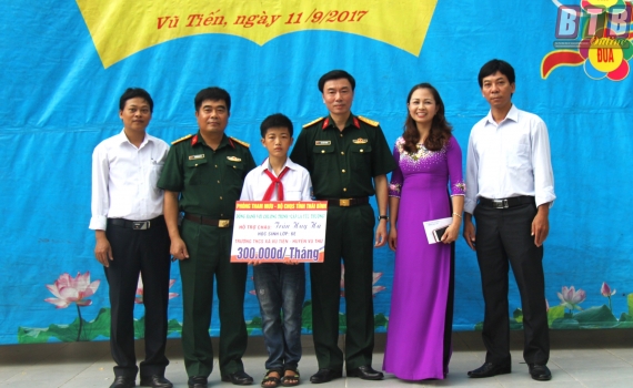 Hỗ trợ học sinh ngh&egrave;o vượt kh&oacute; theo chương tr&igrave;nh &ldquo;Cặp l&aacute; y&ecirc;u thương&rdquo;