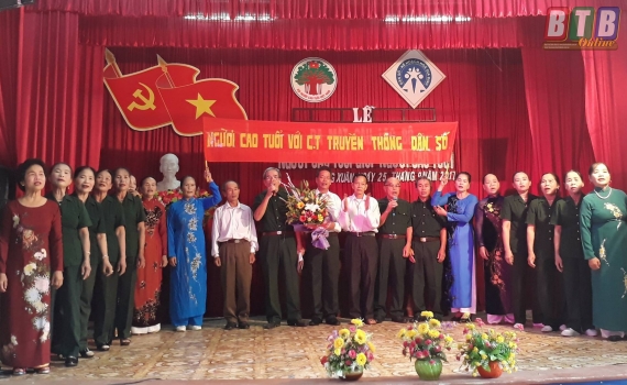 Ra mắt C&acirc;u lạc bộ Người     cao tuổi gi&uacute;p người cao tuổi x&atilde; Đ&ocirc;ng Xu&acirc;n