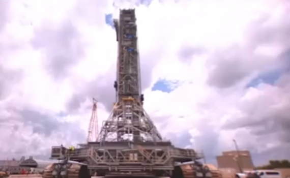 NASA di chuyển bệ phóng tên lửa 4,7 tấn đi tránh bão