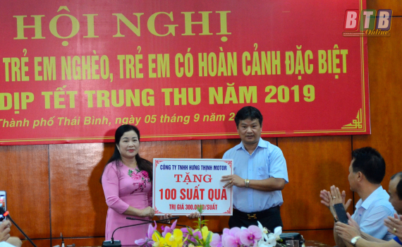 Th&agrave;nh phố: Tiếp nhận, trao tr&ecirc;n 1.230 suất qu&agrave; cho trẻ em ngh&egrave;o, trẻ em c&oacute; ho&agrave;n cảnh kh&oacute; khăn