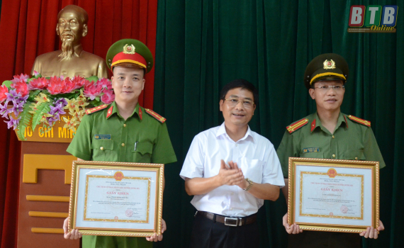 Hưng H&agrave;: khen thưởng 1 tập thể, 9 c&aacute; nh&acirc;n c&oacute; th&agrave;nh t&iacute;ch xuất sắc trong c&ocirc;ng t&aacute;c đấu tranh ph&ograve;ng chống tội phạm ma t&uacute;y