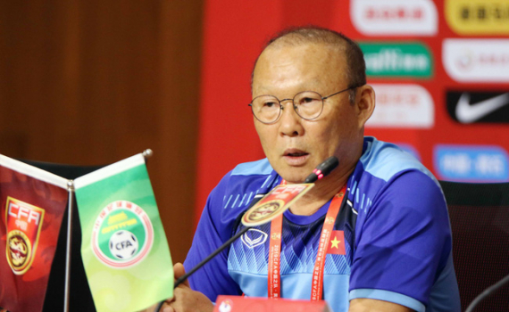 Chia tay U22 Việt Nam, HLV Park Hang Seo v&agrave; trợ l&yacute; l&ecirc;n đường đi "do th&aacute;m"