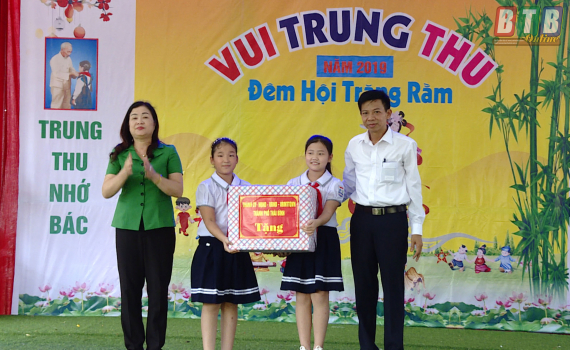 Th&agrave;nh phố: Tặng qu&agrave; cho trẻ em nh&acirc;n Tết Trung thu