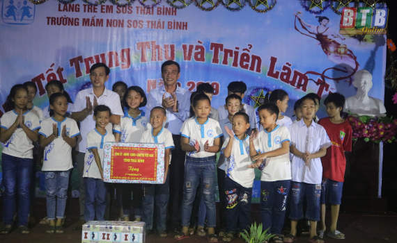 Đồng ch&iacute; Ph&oacute; B&iacute; thư Tỉnh ủy, Chủ tịch UBND tỉnh thăm, tặng qu&agrave; Tết
Trung thu L&agrave;ng trẻ em SOS