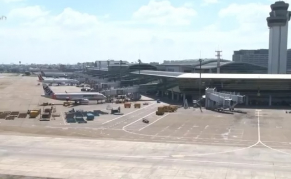 Đ&oacute;ng cửa 3 s&acirc;n bay, h&agrave;ng loạt chuyến bay hủy v&agrave; ho&atilde;n do b&atilde;o số 5