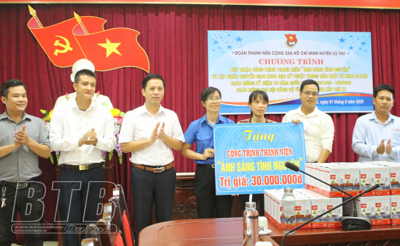 Huyện đo&agrave;n Vũ Thư: Tiếp nhận 600 b&oacute;ng đ&egrave;n điện triển khai c&ocirc;ng tr&igrave;nh &ldquo;&Aacute;nh s&aacute;ng t&igrave;nh nguyện&rdquo;