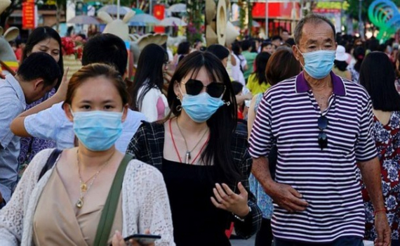 Tập trung đ&ocirc;ng người tại v&ugrave;ng dịch bị phạt tới 40 triệu đồng