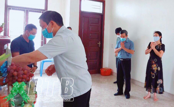 Bố đẻ qua đời, nữ điều dưỡng chống dịch Covid-19 kh&ocirc;ng thể về chịu tang