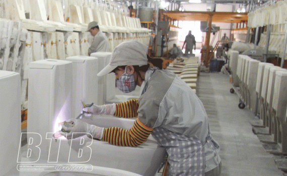 Hội Phụ nữ x&atilde; Đ&ocirc;ng L&acirc;m gi&uacute;p hội vi&ecirc;n tho&aacute;t ngh&egrave;o 