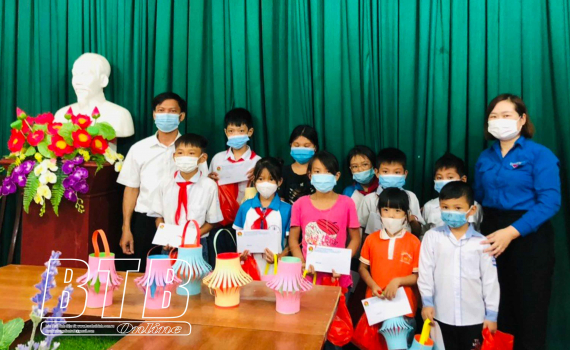  Huyện đo&agrave;n Quỳnh Phụ trao 65 suất qu&agrave; cho thiếu ni&ecirc;n, nhi đồng c&oacute; ho&agrave;n cảnh kh&oacute; khăn